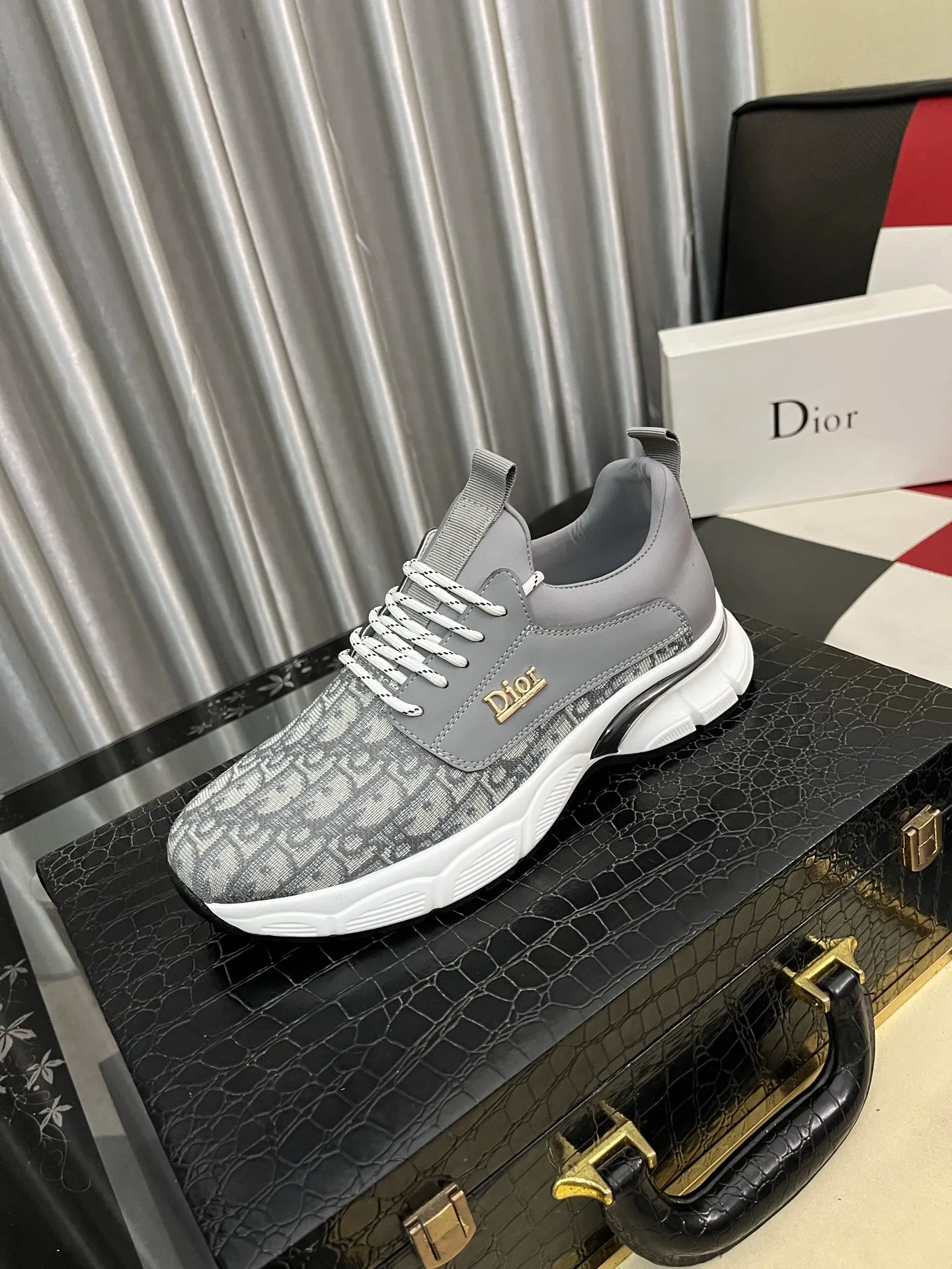 Men's Men's Shoes 💰420⌚️⌚️[Dior] Dior's new casual men's shoes are launched in Hong Kong counters. Official website 1:1 production. Original Italian materials. Designed by European and American masters. Perfect shape to create counter quality. Solid color rubber wear-resistant outsole and classic dazzling head! Super versatile and very comfortable. High-end without losing taste, fashionable and novel! ! Absolute focus! Code number: 38-44 2️⃣colors available